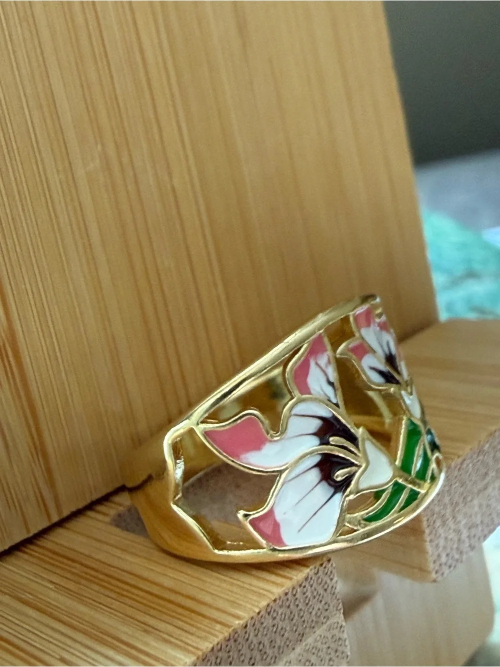 Unknown gold tone